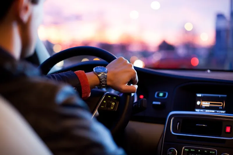 Conductor manejando con confianza, representando la protección del seguro de auto
