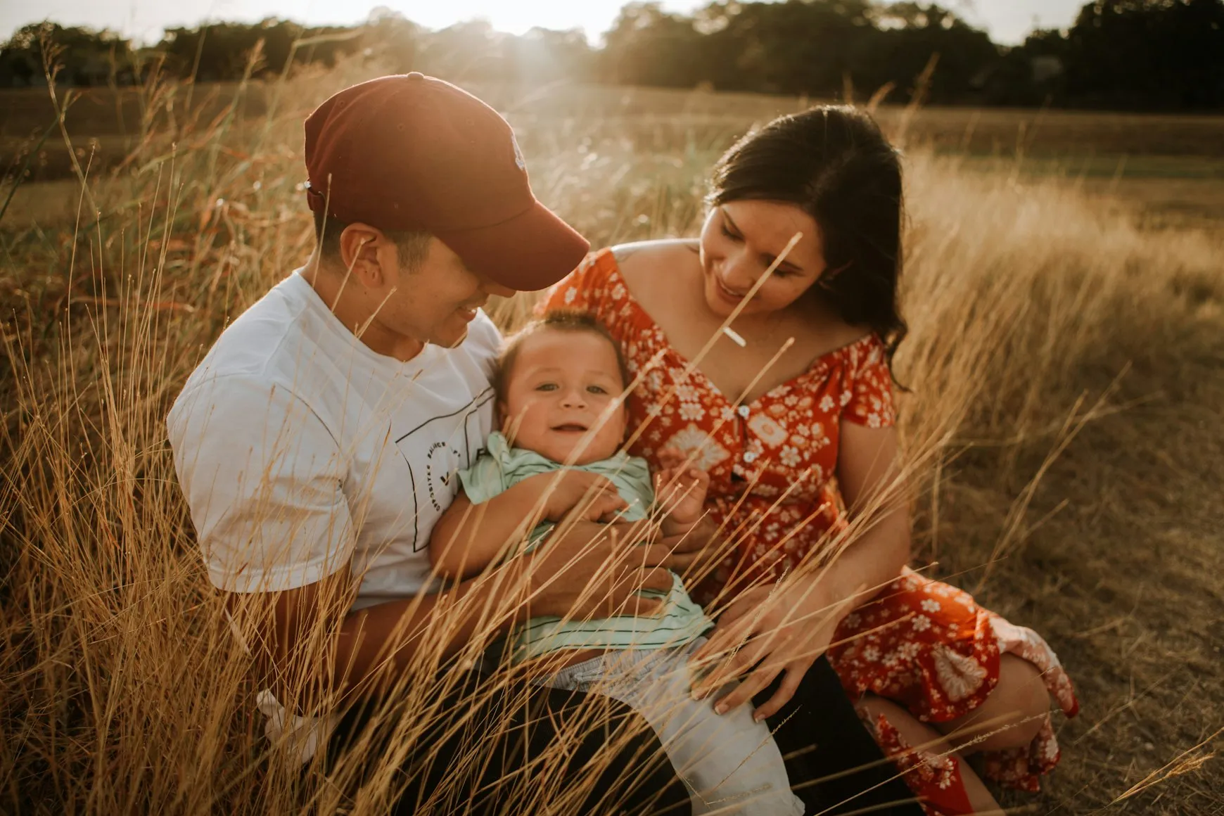 Familia feliz protegida por Fernández & Colorado