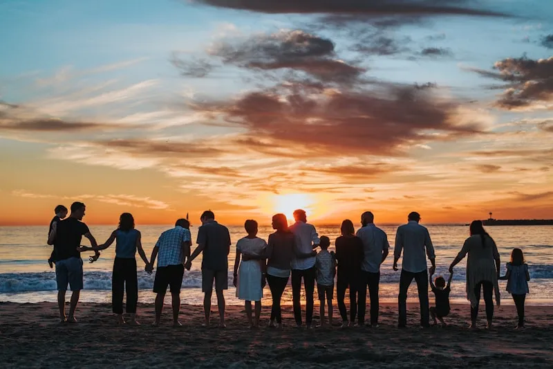 Familia feliz abrazándose, representando la tranquilidad del seguro de vida