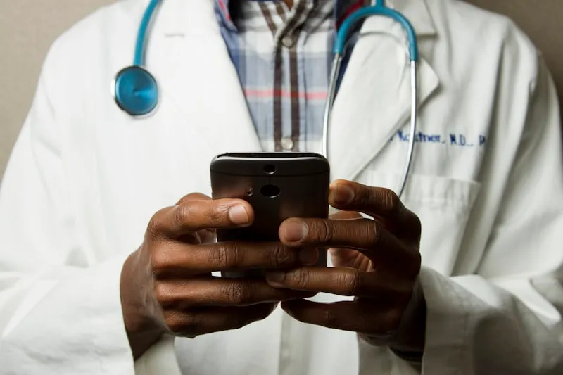 Médico con estetoscopio, representando la atención médica del seguro de salud
