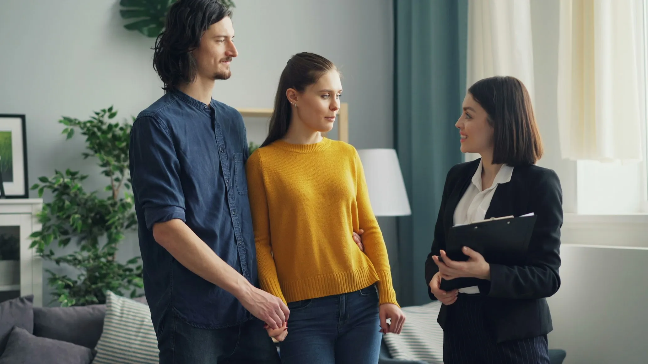 Asesora de seguros profesional ayudando a clientes