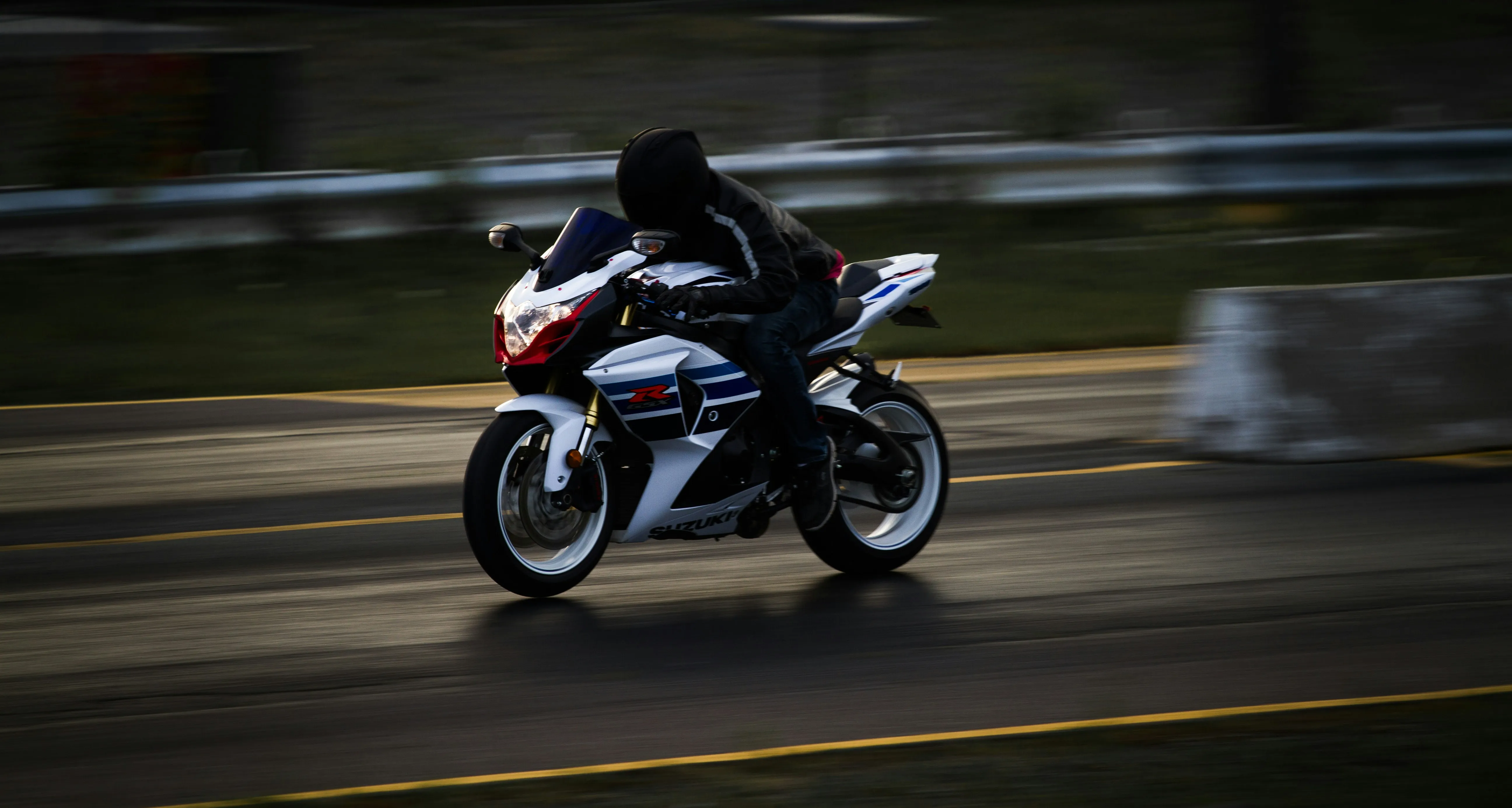 Motociclista conduciendo con seguridad